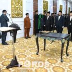 Bupati Sumenep, Achmad Fauzi Wongsosjudo membacakan Surat Keputusan pengangkatan empat pimpinan tinggi di Lingkungan Pemkab Sumenep.