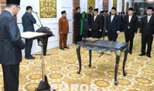 Bupati Sumenep, Achmad Fauzi Wongsosjudo membacakan Surat Keputusan pengangkatan empat pimpinan tinggi di Lingkungan Pemkab Sumenep.