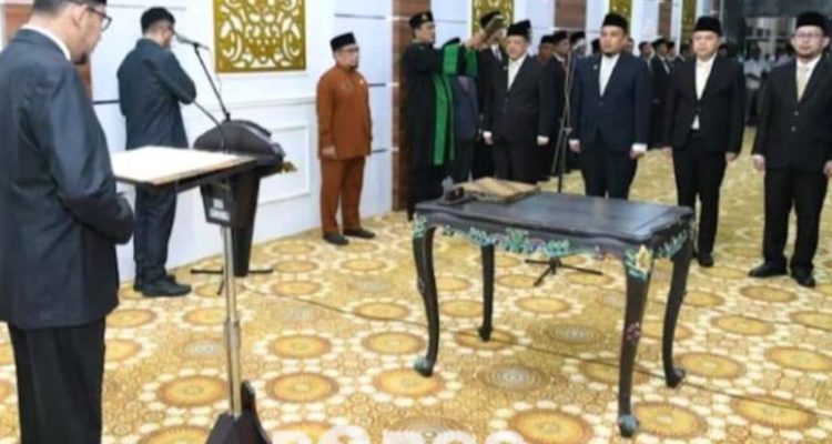 Bupati Sumenep, Achmad Fauzi Wongsosjudo membacakan Surat Keputusan pengangkatan empat pimpinan tinggi di Lingkungan Pemkab Sumenep.