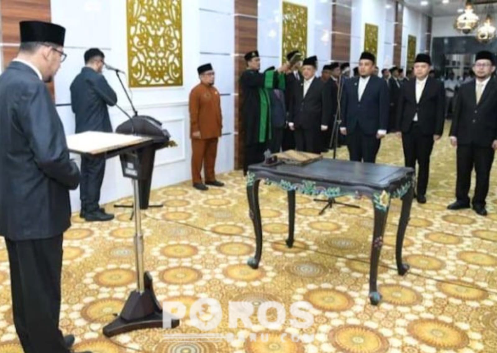 Bupati Sumenep, Achmad Fauzi Wongsosjudo membacakan Surat Keputusan pengangkatan empat pimpinan tinggi di Lingkungan Pemkab Sumenep.