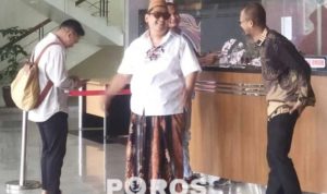 Pengusaha tembakau asal Madura, H. Her tampak mengenakan sarung dan kopiah coklat saat memenuhi panggil KPK, Kamis (09/04), siang.