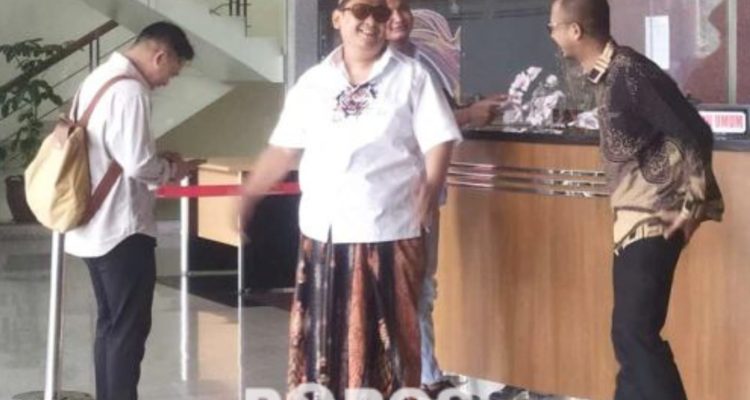 Pengusaha tembakau asal Madura, H. Her tampak mengenakan sarung dan kopiah coklat saat memenuhi panggil KPK, Kamis (09/04), siang.