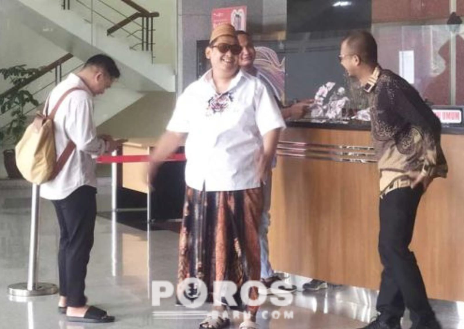 Pengusaha tembakau asal Madura, H. Her tampak mengenakan sarung dan kopiah coklat saat memenuhi panggil KPK, Kamis (09/04), siang.