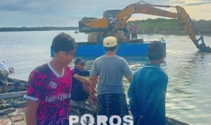 Tegang : Sejumlah masyarakat Tapakerbau kembali melakukan aksi protes dengan menghadang ekskavator yang akan digunakan untuk reklamasi.