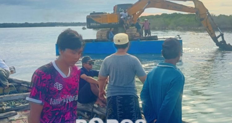 Tegang : Sejumlah masyarakat Tapakerbau kembali melakukan aksi protes dengan menghadang ekskavator yang akan digunakan untuk reklamasi.