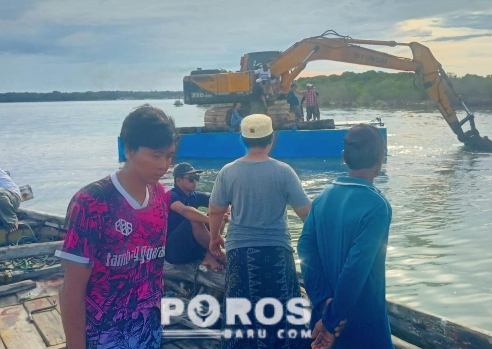 Tegang : Sejumlah masyarakat Tapakerbau kembali melakukan aksi protes dengan menghadang ekskavator yang akan digunakan untuk reklamasi.