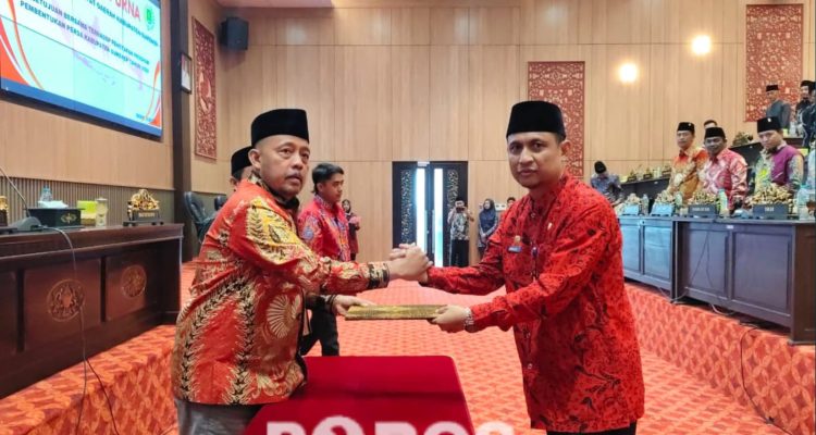 Ketua DPRD Sumenep, H. Zainal Arifin bersama Sekretaris Daerah Sumenep, Adus Dwi Saputra saat selesai mentandatangani nota kesepakatan berita acara Rapat Paripurna.