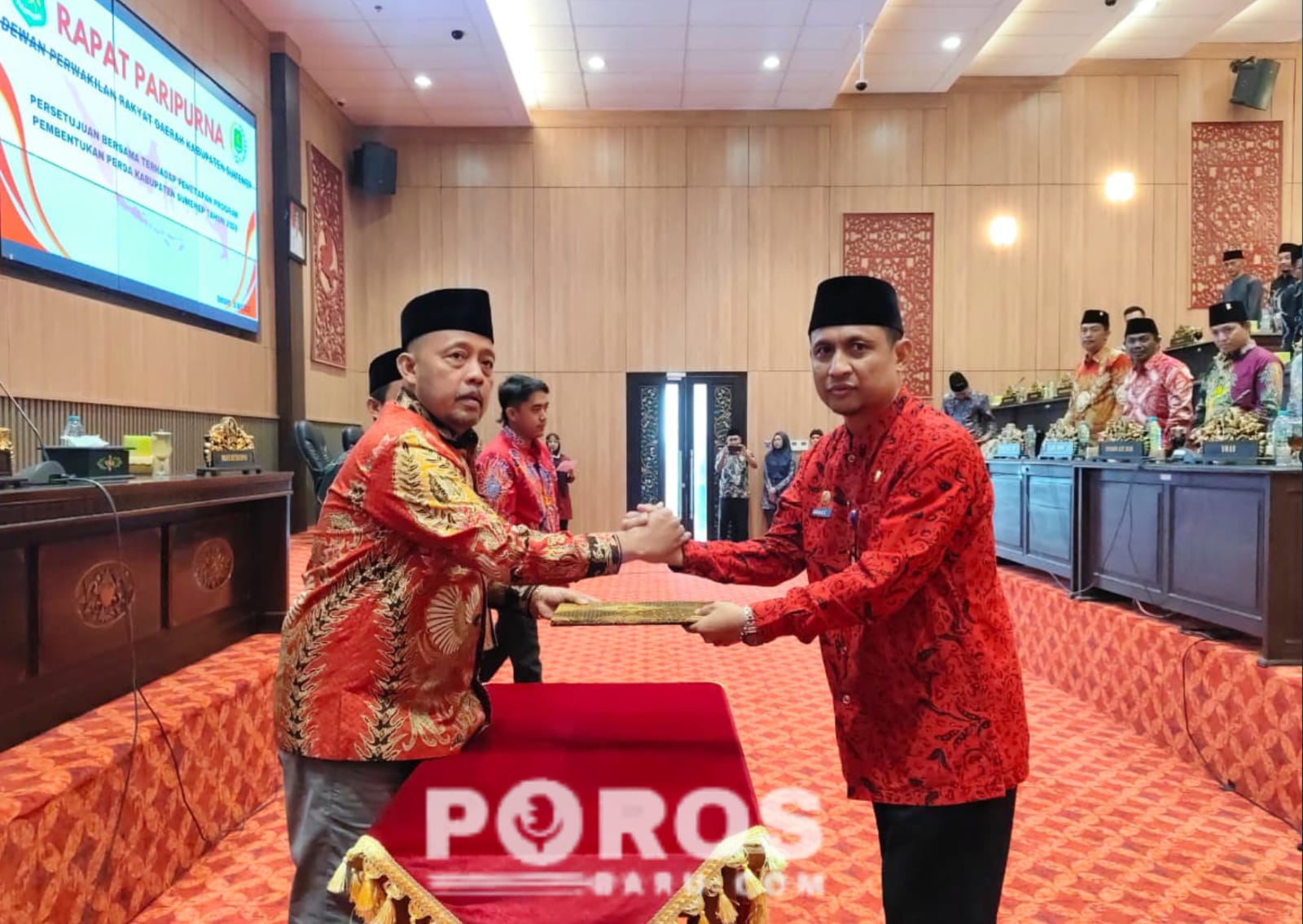 Ketua DPRD Sumenep, H. Zainal Arifin bersama Sekretaris Daerah Sumenep, Adus Dwi Saputra saat selesai mentandatangani nota kesepakatan berita acara Rapat Paripurna.
