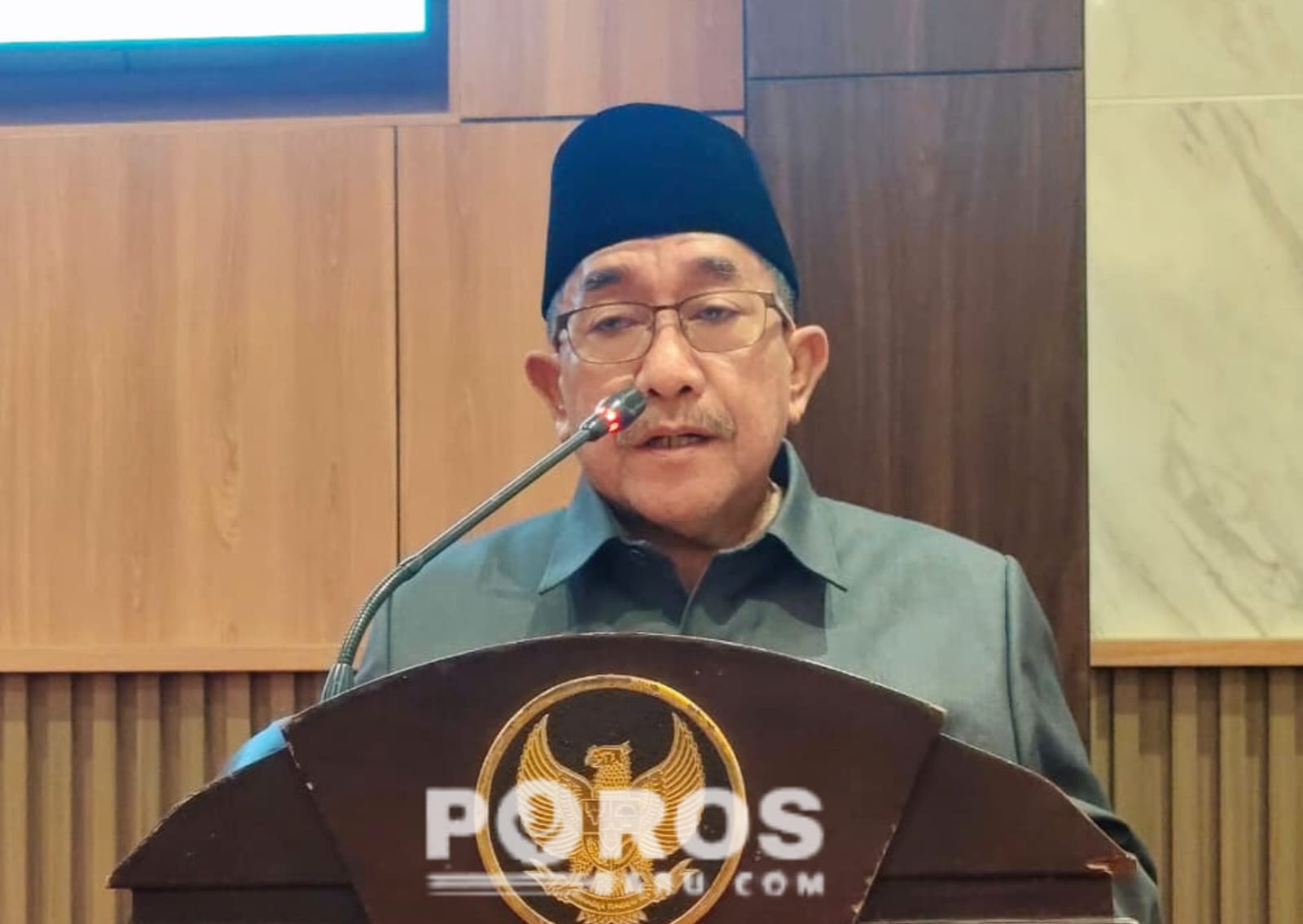 Wakil Bupati Sumenep, K. H. Imam Hasyim saat membacakan nota penjelasan tiga Raperda usulan Pemkab Sumenep tahun 2026.