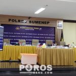 Suasana di ula Sanika Satyawada Polres Sumenep, wartawan menunggu hingga hampir empat jam. Diduga barang bukti terpajang di atas meja.