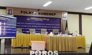 Suasana di ula Sanika Satyawada Polres Sumenep, wartawan menunggu hingga hampir empat jam. Diduga barang bukti terpajang di atas meja.