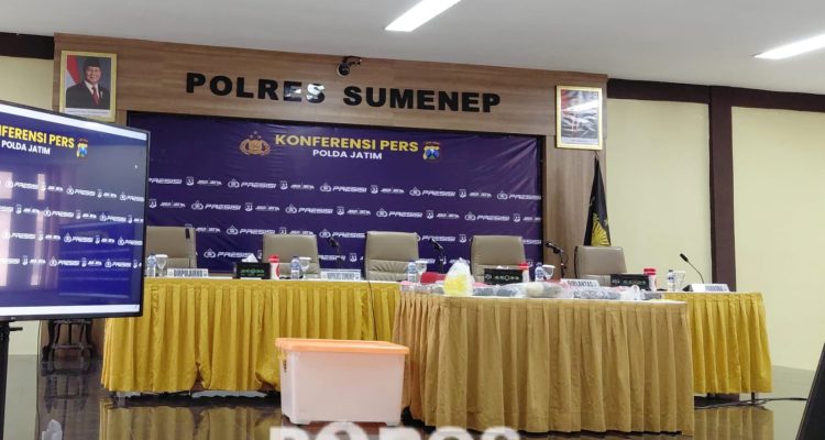 Suasana di ula Sanika Satyawada Polres Sumenep, wartawan menunggu hingga hampir empat jam. Diduga barang bukti terpajang di atas meja.