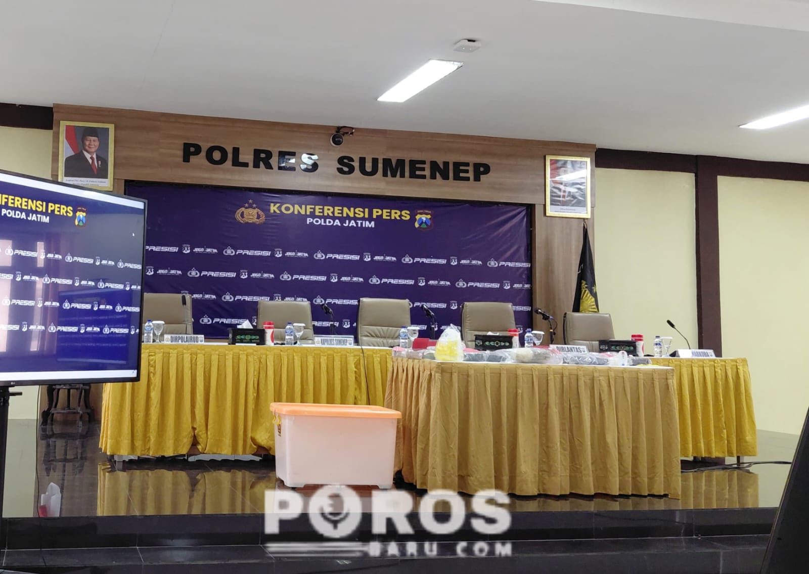 Suasana di ula Sanika Satyawada Polres Sumenep, wartawan menunggu hingga hampir empat jam. Diduga barang bukti terpajang di atas meja.