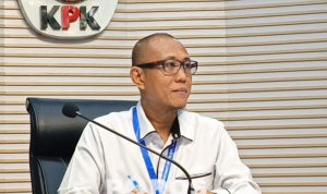 Plt Direktur Penyidikan KPK Achmad Taufik Husein mengatakan, H. Her diundang sebagai saksi oleh KPK setelah namanya ditemukan dalam dokumen pengeladahan DJBC.