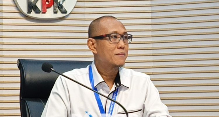 Plt Direktur Penyidikan KPK Achmad Taufik Husein mengatakan, H. Her diundang sebagai saksi oleh KPK setelah namanya ditemukan dalam dokumen pengeladahan DJBC.