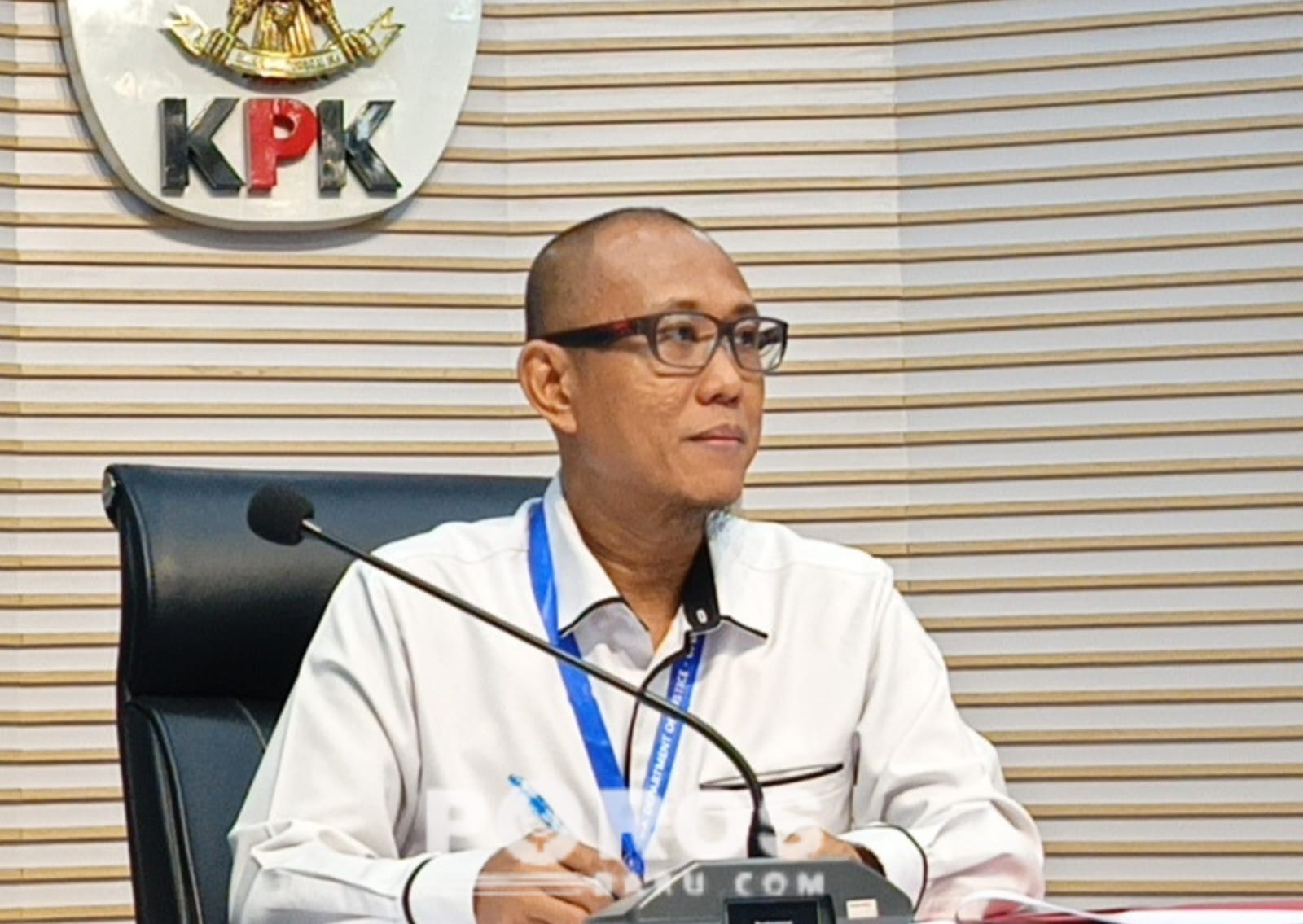 Plt Direktur Penyidikan KPK Achmad Taufik Husein mengatakan, H. Her diundang sebagai saksi oleh KPK setelah namanya ditemukan dalam dokumen pengeladahan DJBC.