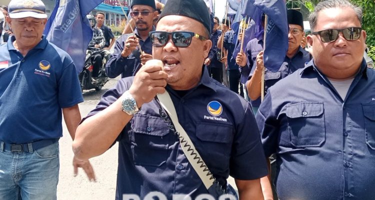 Sejumlah kader Partai NasDem Sumenep menggelar aksi damai di depan kantaor DPD Sumenep sebagai respon pemberitaan Tempo yang dinilai mendeskreditkan partai dan menghina Surya Paloh.