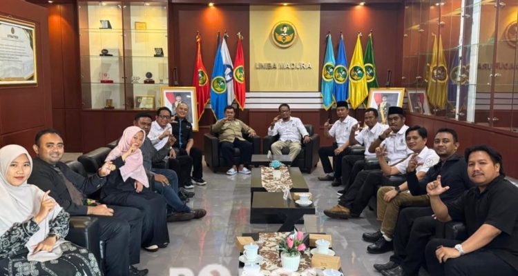 lima komisioner KI Sumenep yang terdiri Moh Rifai, Winanto, Ahmad Ainol Horri, Hasdani Roi, kunjungi dua kampus ternama di Sumenep dalam memperkuat kolaborasi keterbukaan informasi.