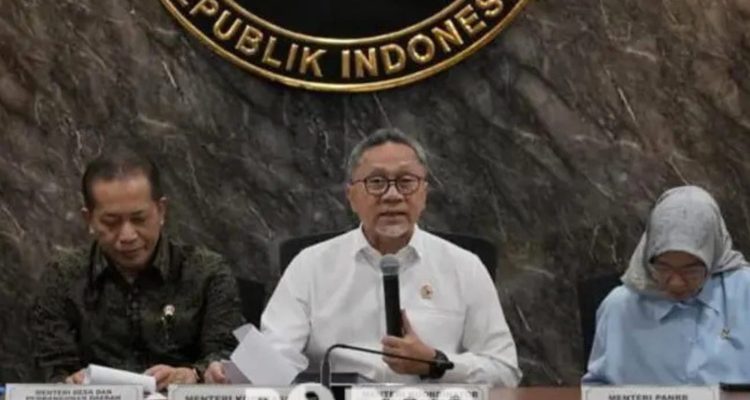 Mentri Koordinator Biidang Pangan sekaligus Ketua Satgas Kopdes Merah Putih, Zulkifli Hasan, saat jumpa pers di kantor Kemenko Pangan, Rabu (15/04).