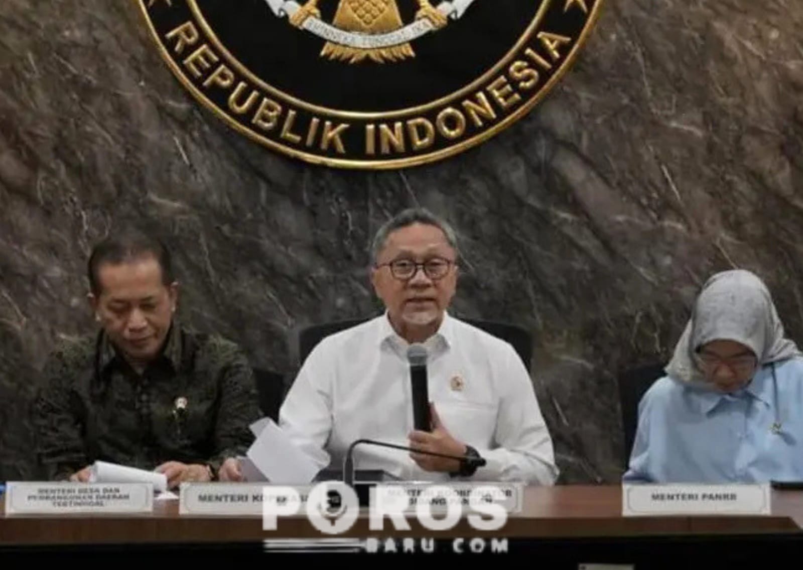 Mentri Koordinator Biidang Pangan sekaligus Ketua Satgas Kopdes Merah Putih, Zulkifli Hasan, saat jumpa pers di kantor Kemenko Pangan, Rabu (15/04).