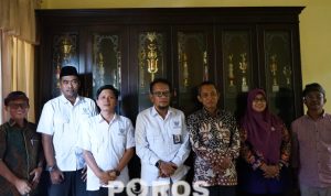 Tiga Komisioner KI Sumenep, Moh, Rifa'i, Ahmad Ainol Horri, dan Hasdani Roi, disambut langsung oleh Rektor UPI, Dr. Asmoni dan Wakil Rektor beserta jajarannya.