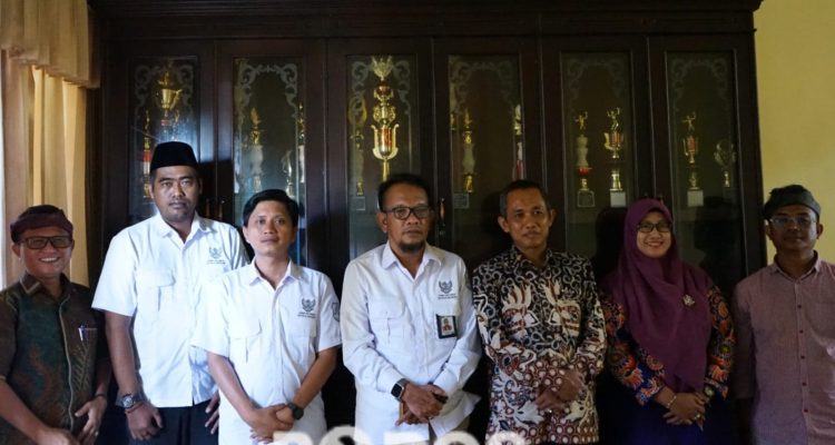 Tiga Komisioner KI Sumenep, Moh, Rifa'i, Ahmad Ainol Horri, dan Hasdani Roi, disambut langsung oleh Rektor UPI, Dr. Asmoni dan Wakil Rektor beserta jajarannya.