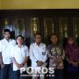 Tiga Komisioner KI Sumenep, Moh, Rifa'i, Ahmad Ainol Horri, dan Hasdani Roi, disambut langsung oleh Rektor UPI, Dr. Asmoni dan Wakil Rektor beserta jajarannya.