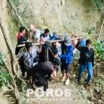 Suasana saat ibu hamil di Kangean ditandu oleh warga dan keluarga.