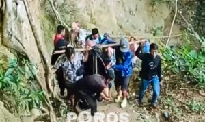 Suasana saat ibu hamil di Kangean ditandu oleh warga dan keluarga.