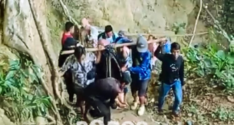 Suasana saat ibu hamil di Kangean ditandu oleh warga dan keluarga.