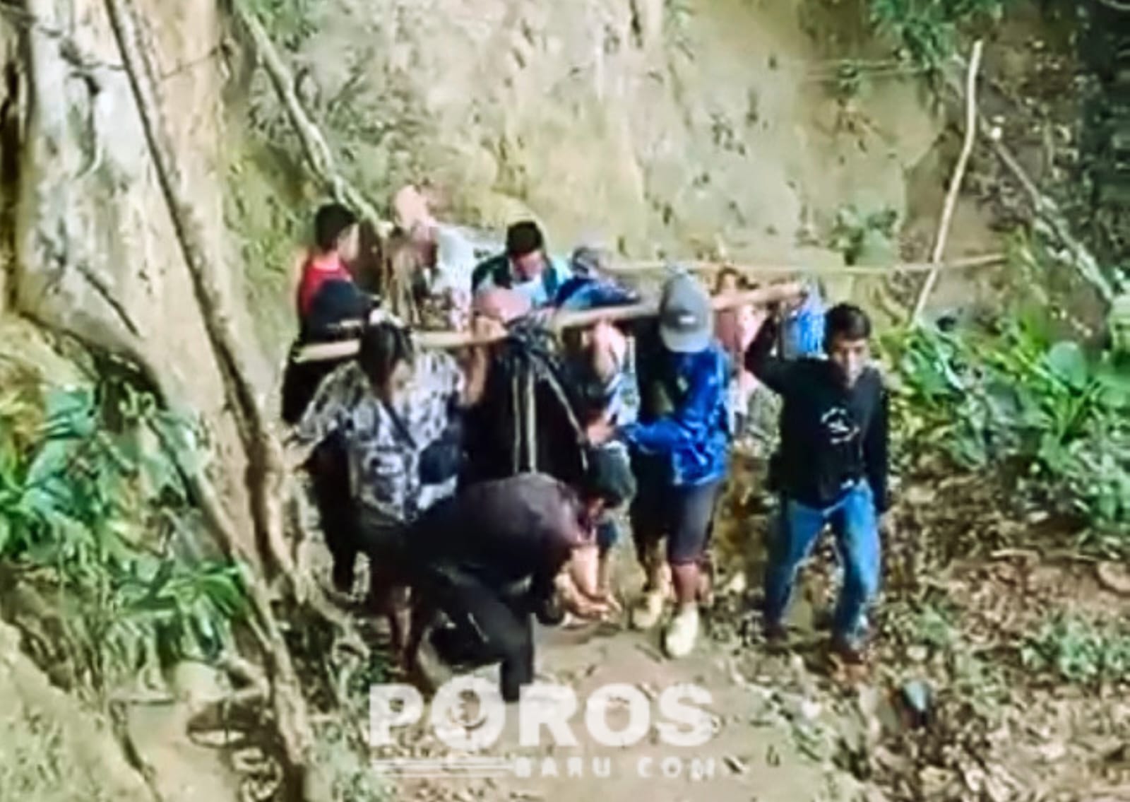 Suasana saat ibu hamil di Kangean ditandu oleh warga dan keluarga.