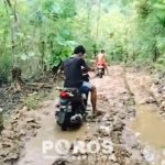 Ketimpangan pembangunan: Kondisi poros selatan yang menjadi mobilitas vital warga Kangayan, Sumenep.