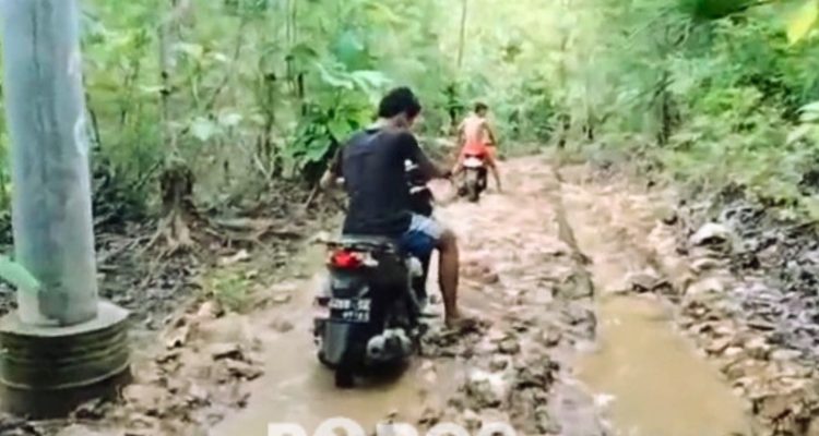 Ketimpangan pembangunan: Kondisi poros selatan yang menjadi mobilitas vital warga Kangayan, Sumenep.