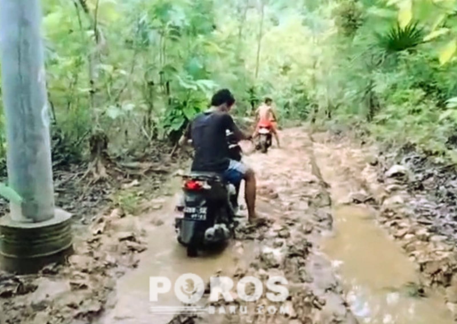 Ketimpangan pembangunan: Kondisi poros selatan yang menjadi mobilitas vital warga.