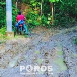 Ketimpangan Infrastruktur : Kondisi poros selatan Cangkraman-Batuputih saat dilalui warga.