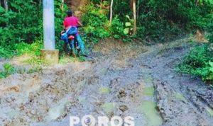 Ketimpangan Infrastruktur : Kondisi poros selatan Cangkraman-Batuputih saat dilalui warga.