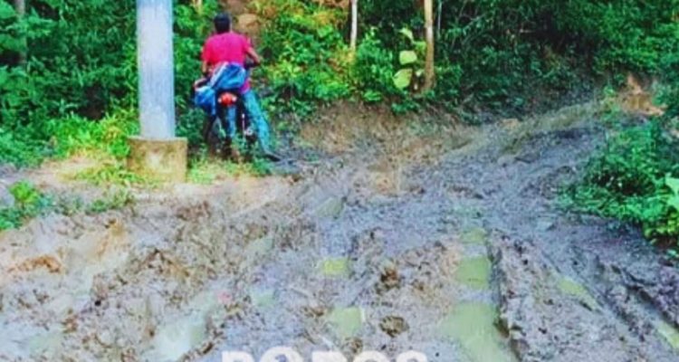 Ketimpangan Infrastruktur : Kondisi poros selatan Cangkraman-Batuputih saat dilalui warga.