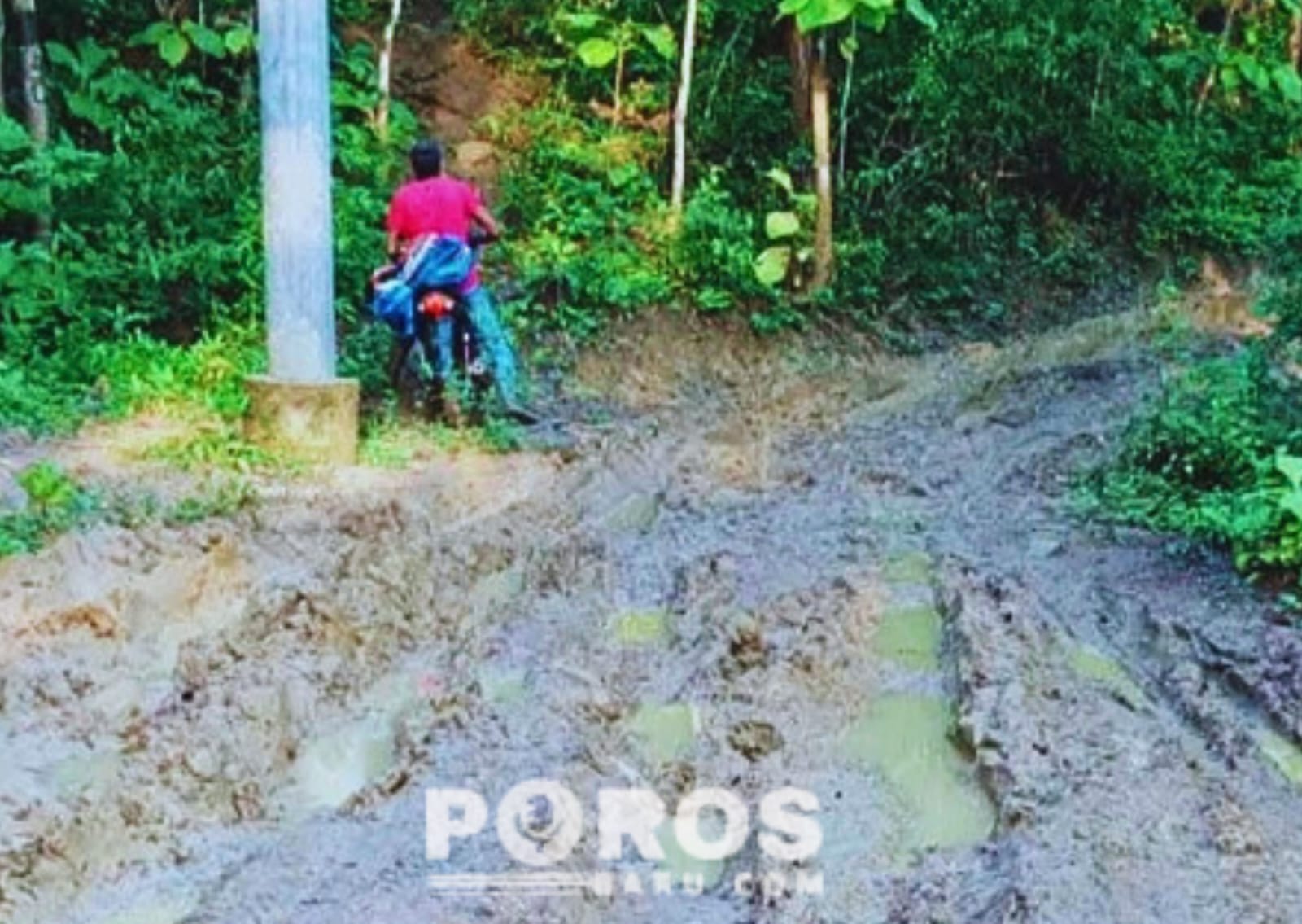 Ketimpangan Infrastruktur : Kondisi poros selatan Cangkraman-Batuputih saat dilalui warga.