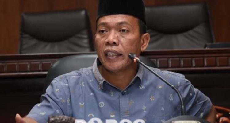 Wakil Ketua DPRD Sumenep, H. Dul Siam memberi sorotan terhadap ketimpangan infrastruktur menyusul peristiwa ibu hamil yang terpaksa ditandu di Kangayan.