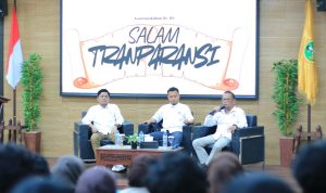 Tiga Komisioner Komisi Informasi (KI) Sumenep saat mengisi sosialisasi.