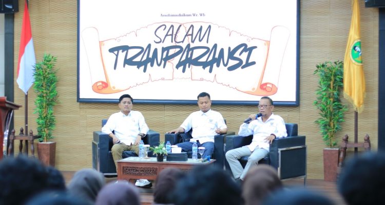 Tiga Komisioner Komisi Informasi (KI) Sumenep saat mengisi sosialisasi.
