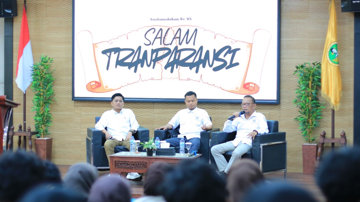 Tiga Komisioner Komisi Informasi (KI) Sumenep saat mengisi sosialisasi.