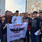 Aktis Gapada Sumenep bersama Ketua DPRD Sumenep, H. Zainal Arifin saat menunjukan kesepatan mereka.