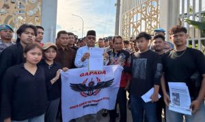 Aktis Gapada Sumenep bersama Ketua DPRD Sumenep, H. Zainal Arifin saat menunjukan kesepatan mereka.