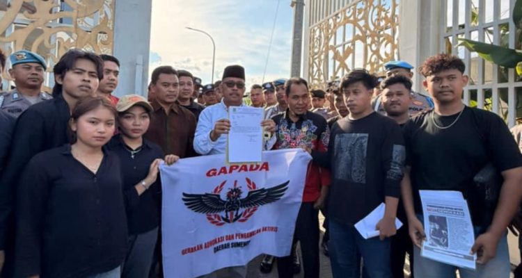 Aktis Gapada Sumenep bersama Ketua DPRD Sumenep, H. Zainal Arifin saat menunjukan kesepatan mereka.