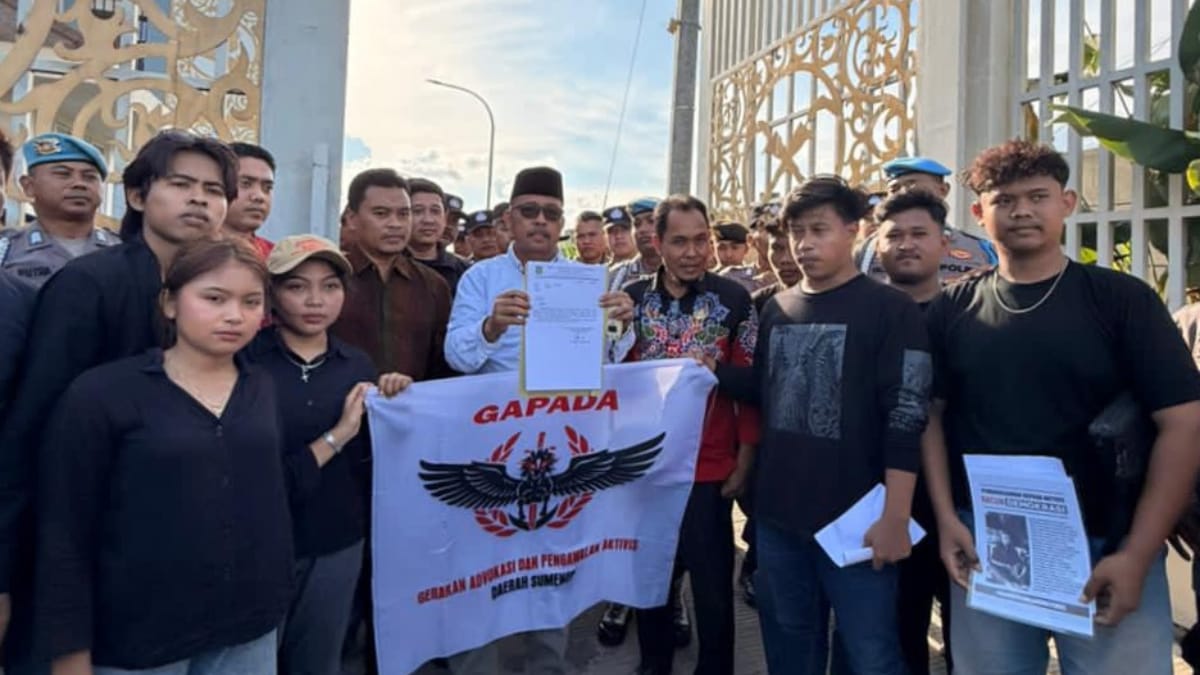 Aktis Gapada Sumenep bersama Ketua DPRD Sumenep, H. Zainal Arifin saat menunjukan kesepatan mereka.