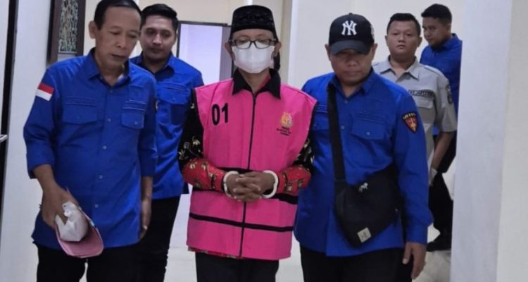 IM, Kades Pragaan Daya, Sumenep, saat dilakukan penahanan dalam dugaan tindak pidana korupsi Dana Desa.