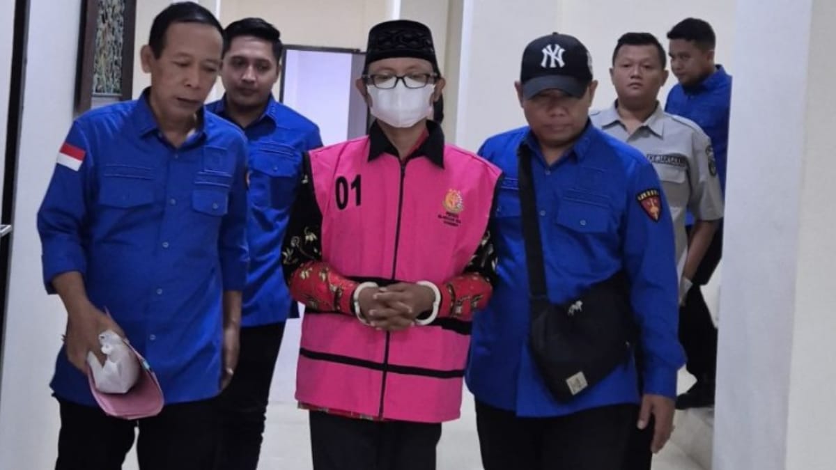 IM, Kades Pragaan Daya, Sumenep, saat dilakukan penahanan dalam dugaan tindak pidana korupsi Dana Desa.