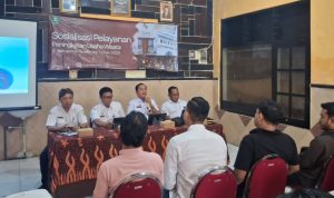 Disbudpoarapar, DPM STP dan Satpol PP Sumenep saat memberikan materi edukasi kepada pelaku usaha.