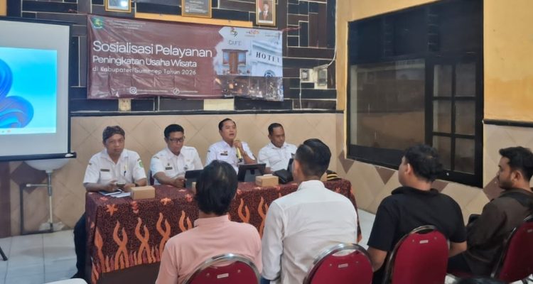 Disbudpoarapar, DPM STP dan Satpol PP Sumenep saat memberikan materi edukasi kepada pelaku usaha.